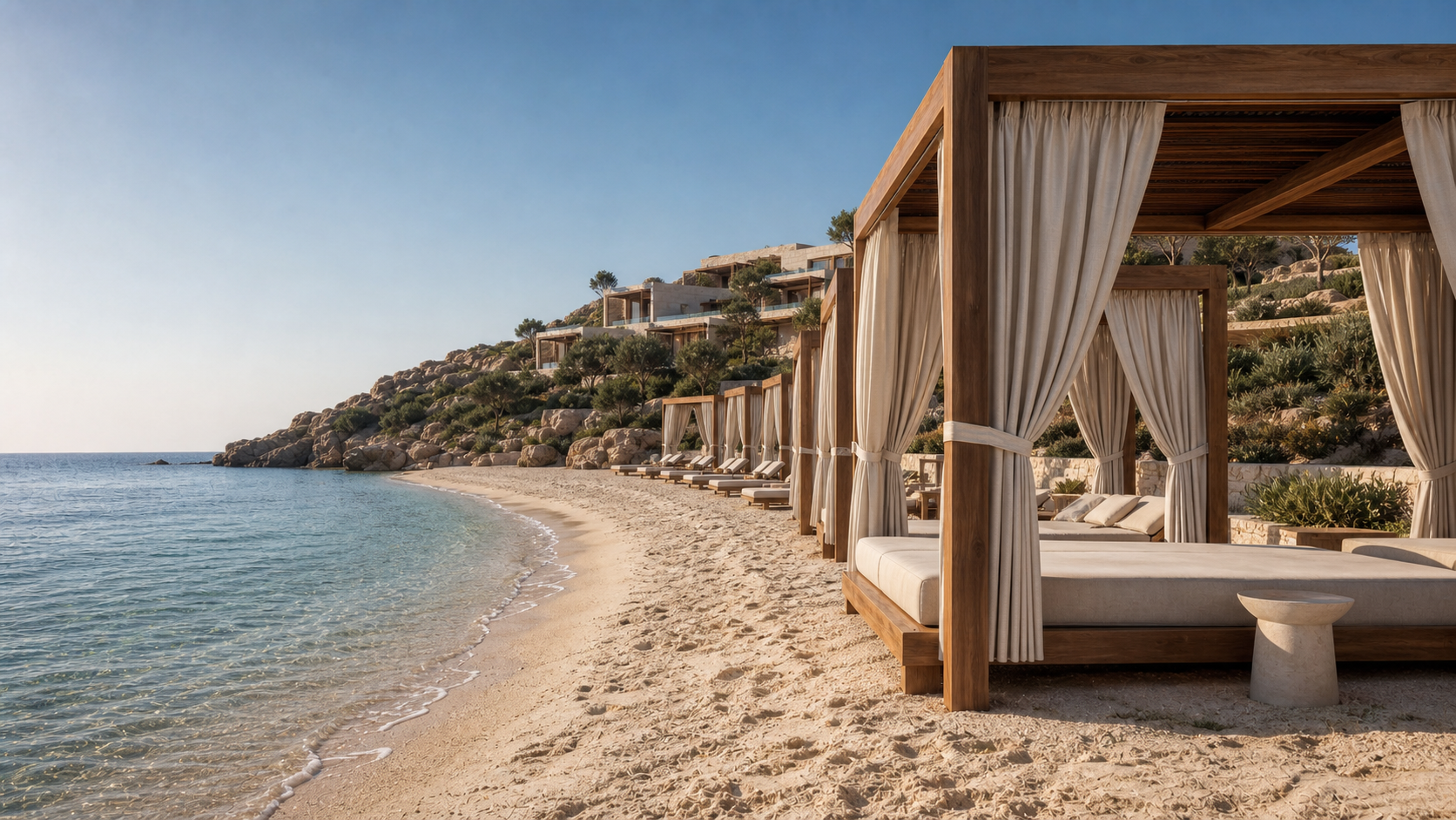 Plajda ahşap kabanalar ve turkuaz deniz